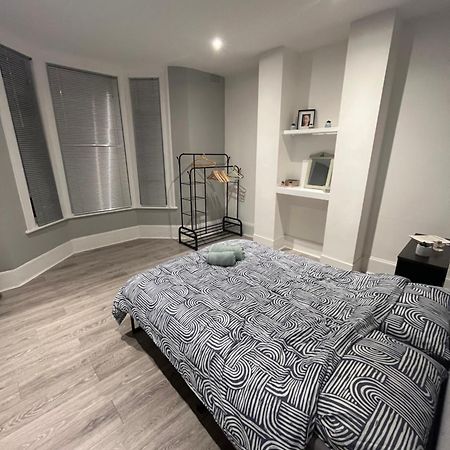 דירות לונדון Cozy Two Bed In Brixton Next To Station מראה חיצוני תמונה